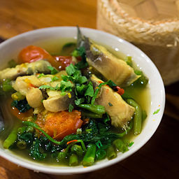 Kaeng phak bung sai pla